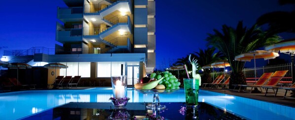 Piscine extérieure (ouverte en saison), parasols de plage
