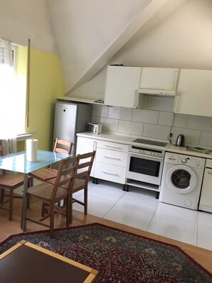 อพาร์ทเมนท์, 2 ห้องนอน | ครัวส่วนตัว | ตู้เย็น, ไมโครเวฟ, เตาอบ, เตาประกอบอาหาร