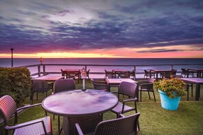 Breakfast, lunch, dinner served; Mediterranean cuisine, beach views  - Max Health Resort SPA (Ustronie Morskie)