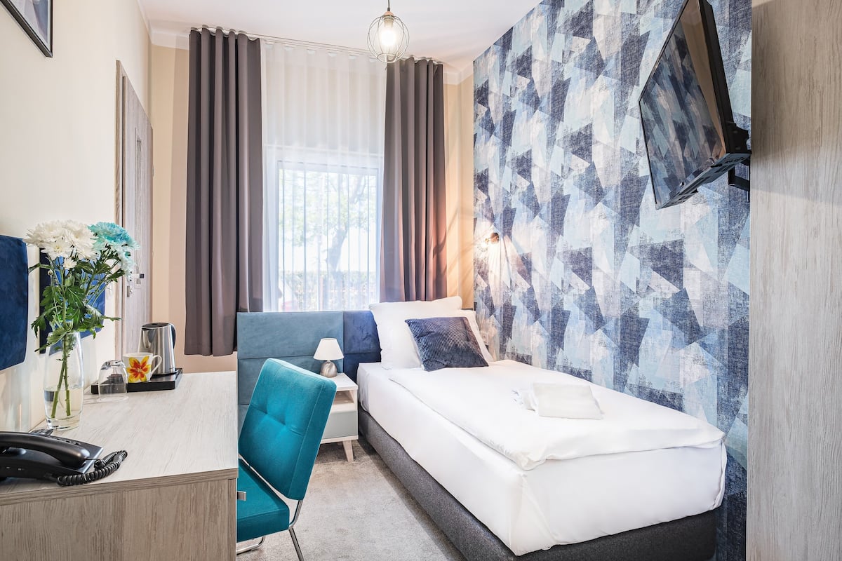 Standard Single Room | Living area | 32-inch flat-screen TV with cable channels, TV