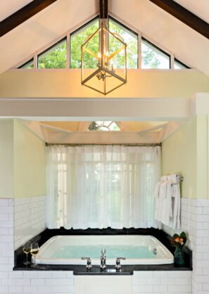 Suite, kamar mandi pribadi (Garden Suite) | Kamar mandi | Perlengkapan mandi gratis, pengering rambut, jubah mandi, dan sandal