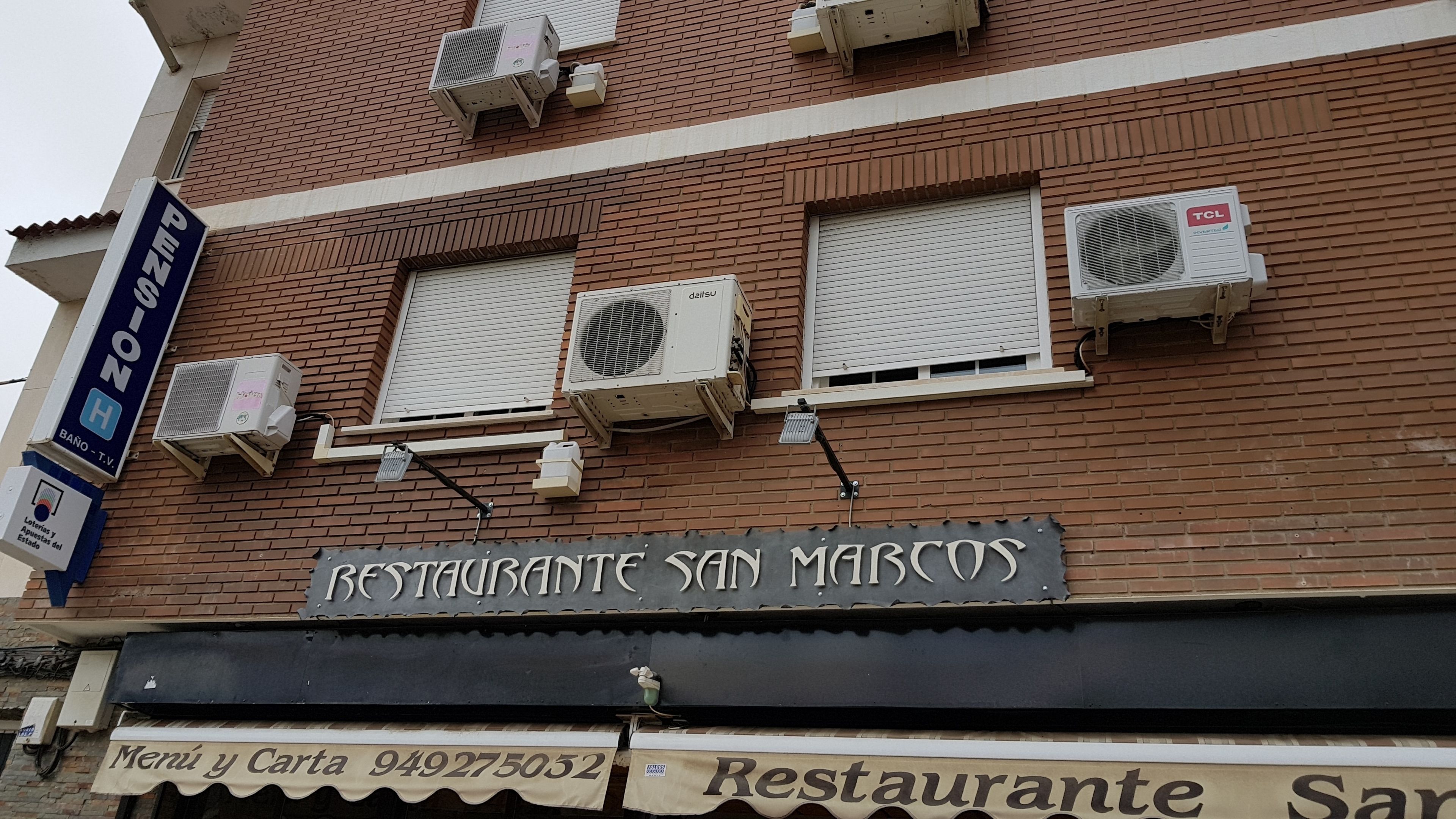 Vista frontal de la propiedad