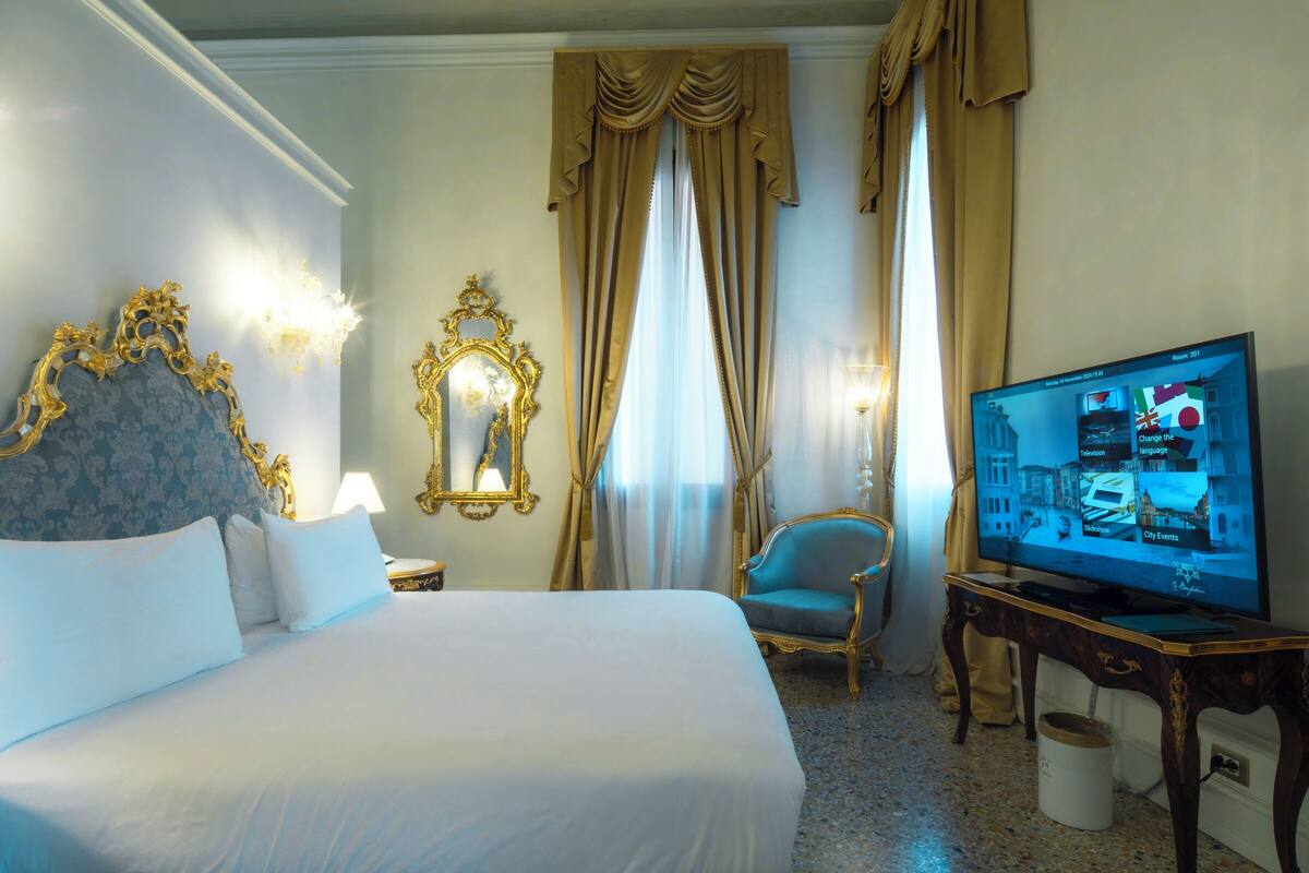 Superior Double Room, Canal View | Minibar, in-room safe, desk, soundproofing