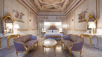 Suite Supreme, Canal View | Minibar, két bảo mật tại phòng, bàn, phòng cách âm