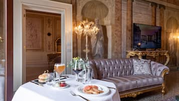 Suite Supreme, Canal View