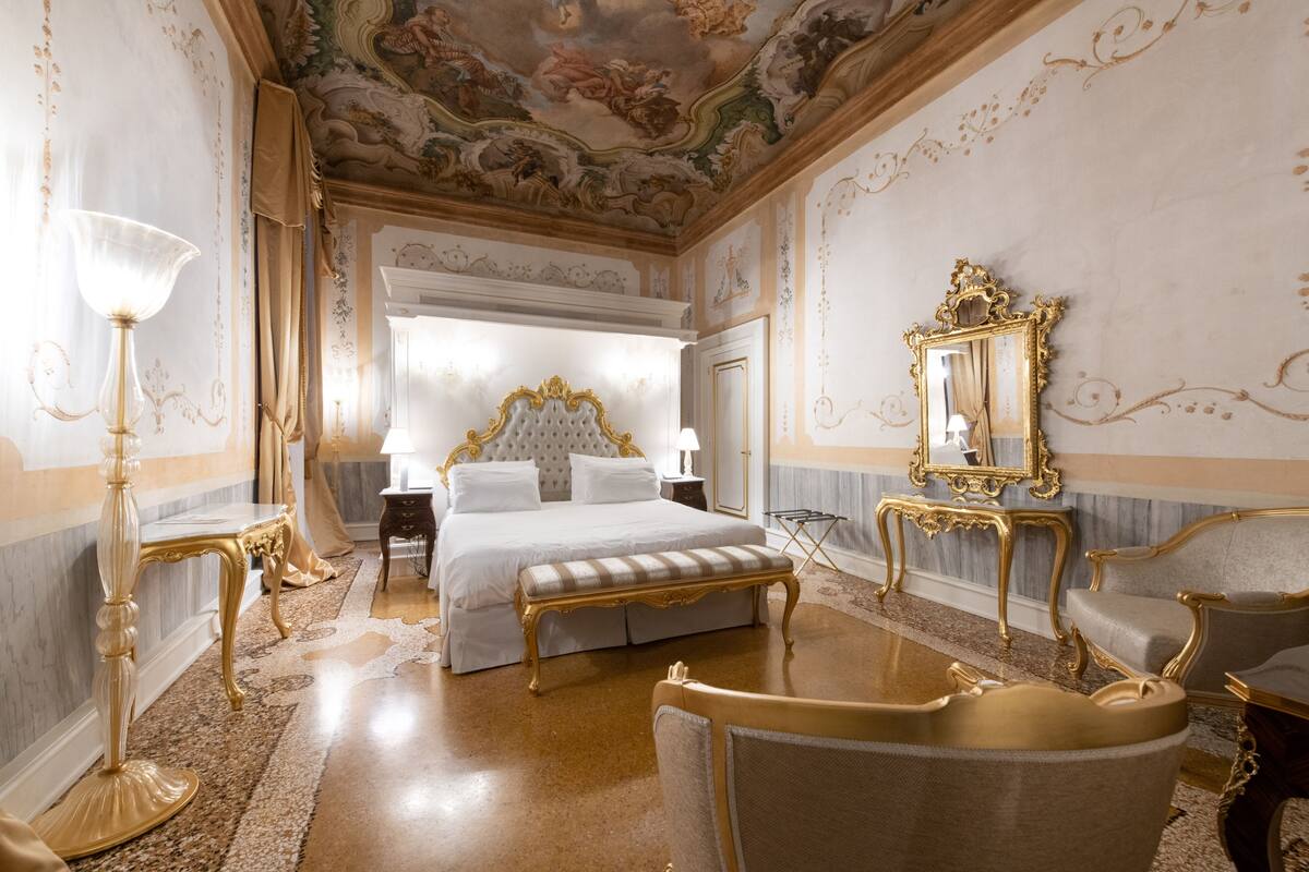 deluxe suite | 2 bedrooms, minibar, in-room safe, desk