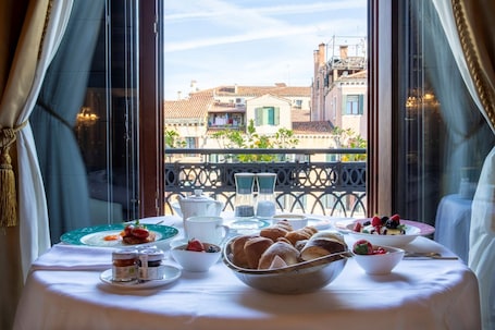 In-room dining. Cà Bonfadini Historic Experience