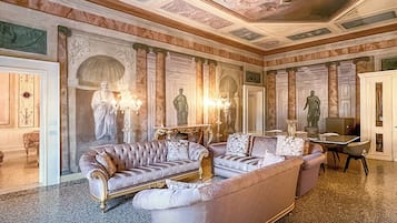 Suite Supreme, Canal View | Zona de estar | Smart TV de 60 pulgadas con canales por satélite, una televisión