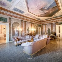 Suite Supreme, Canal View | Area soggiorno | Smart TV 60 pollici con canali satellitari, TV