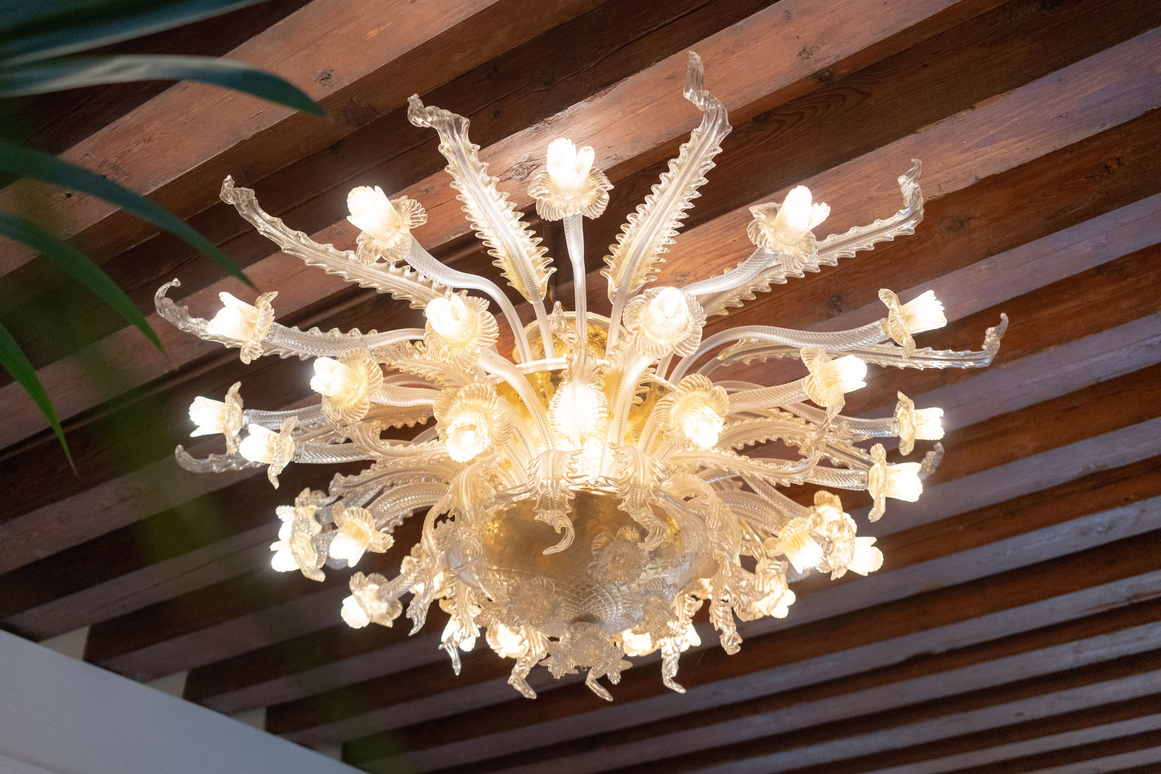 Un candelabro con múltiples lámparas y un diseño floral.