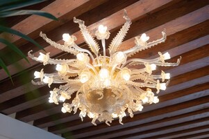 Un candelabro con múltiples lámparas y un diseño floral.