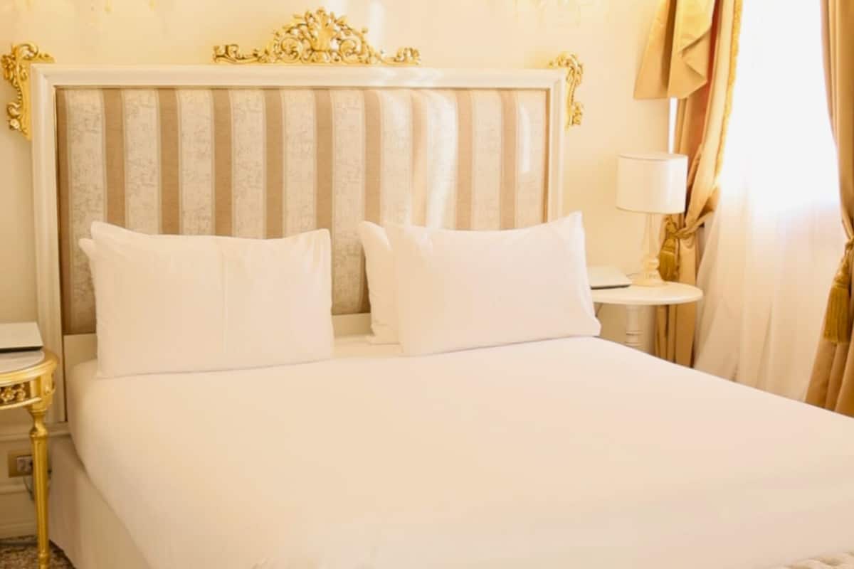 Suite clásica, 1 cama Queen size y sofá cama | 2 habitaciones, minibar y caja de seguridad en la habitación