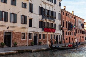 Front of property - Cà Bonfadini Historic Experience (Venice)