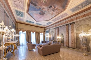 Suite Supreme, Canal View