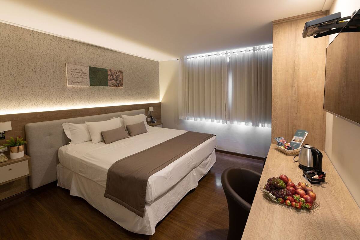 Minibar, caja de seguridad en la habitación y escritorio
