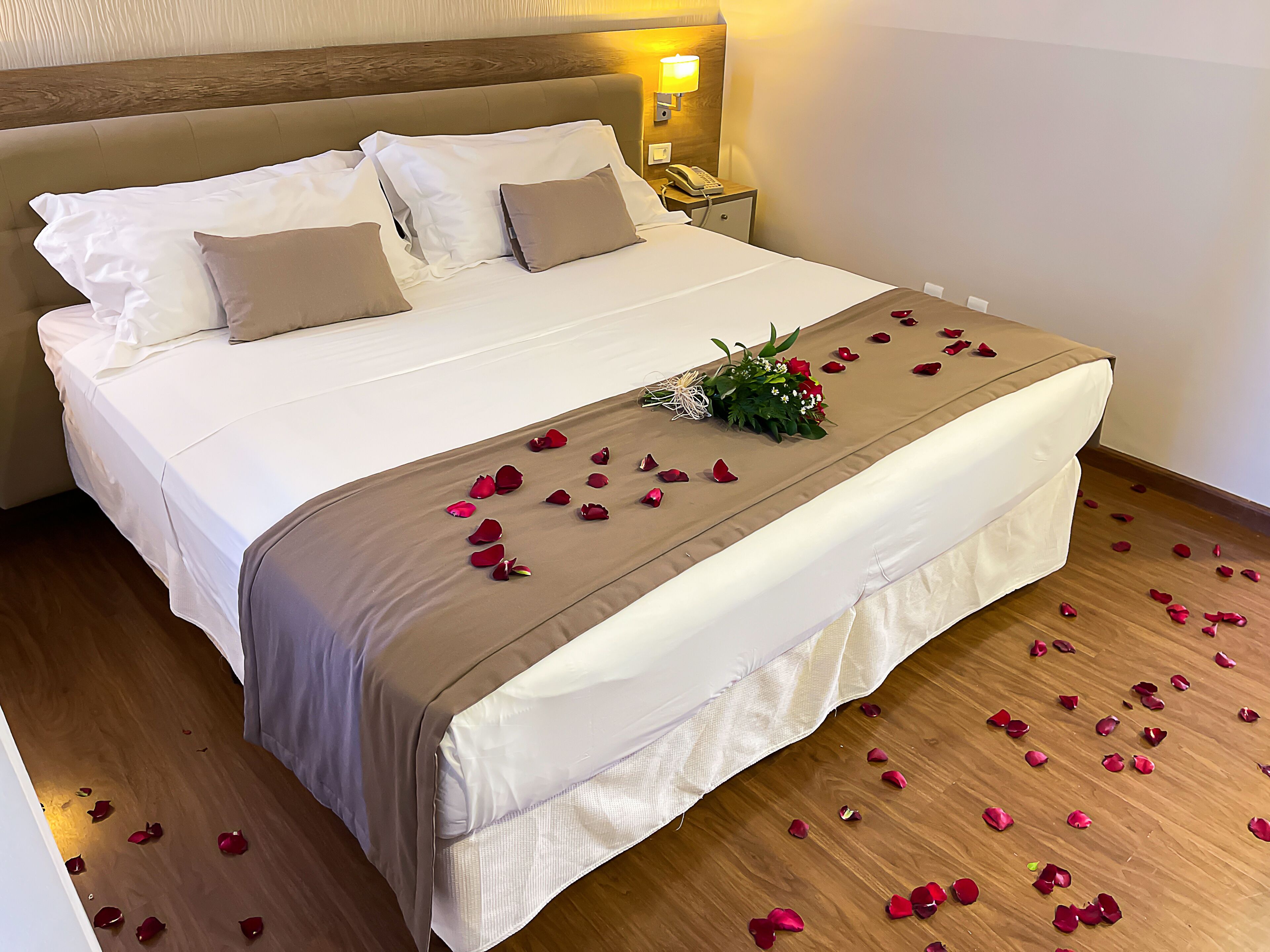 premier suite, 1 king bed, non smoking | minibar, in-room safe, desk, blackout curtains