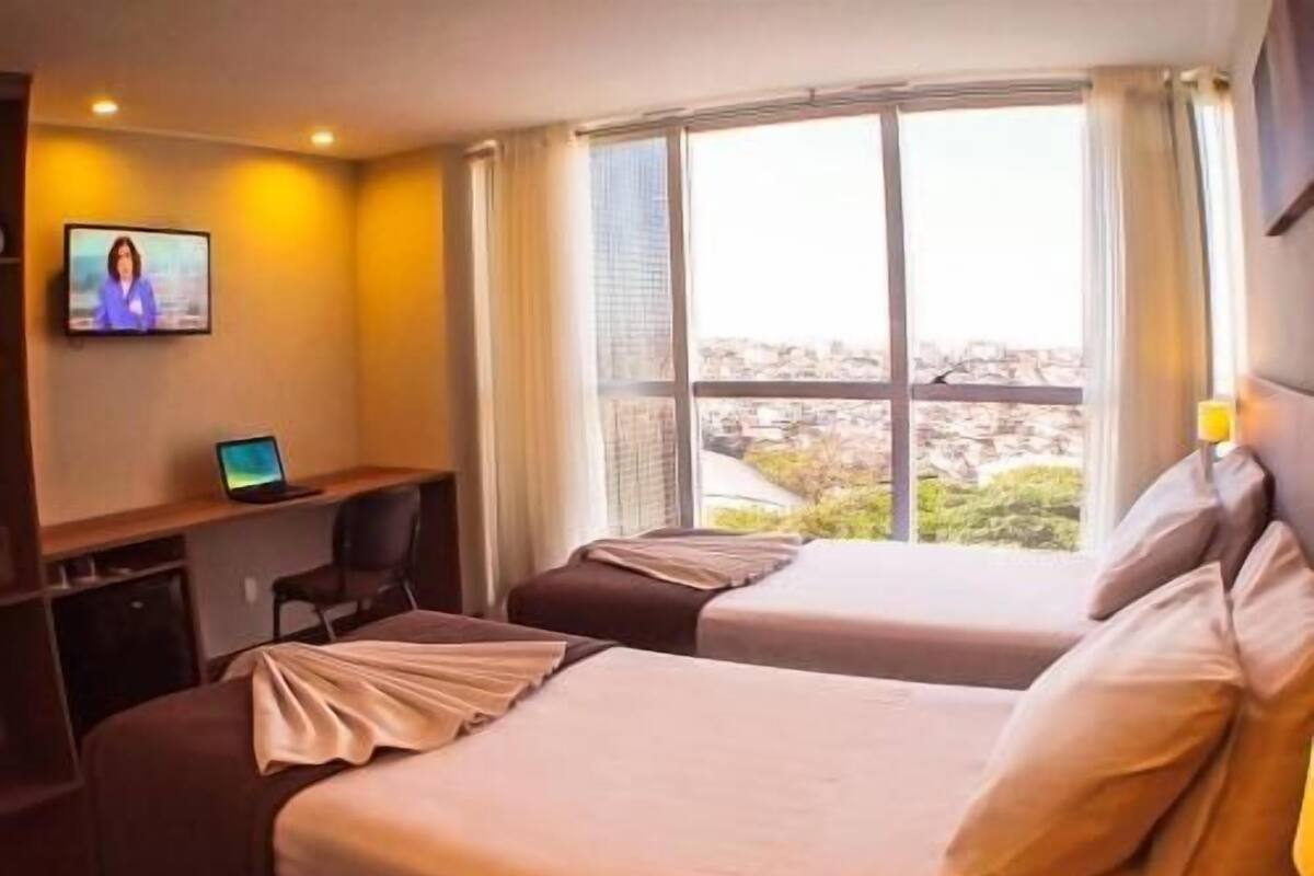 Minibar, caja de seguridad en la habitación y escritorio