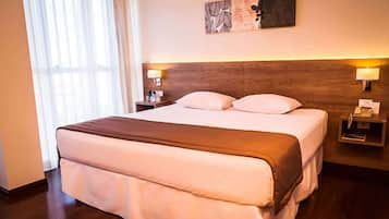 Frigobar, cofres nos quartos, escrivaninha, cortinas blackout