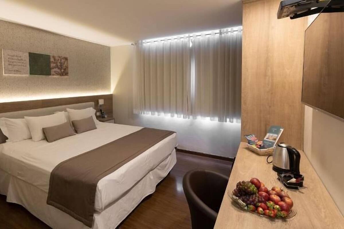Minibar, caja de seguridad en la habitación y escritorio
