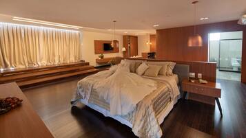 Frigobar, cofres nos quartos, escrivaninha, cortinas blackout