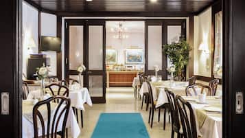 Desayuno buffet diario (EUR 12.50 por persona)