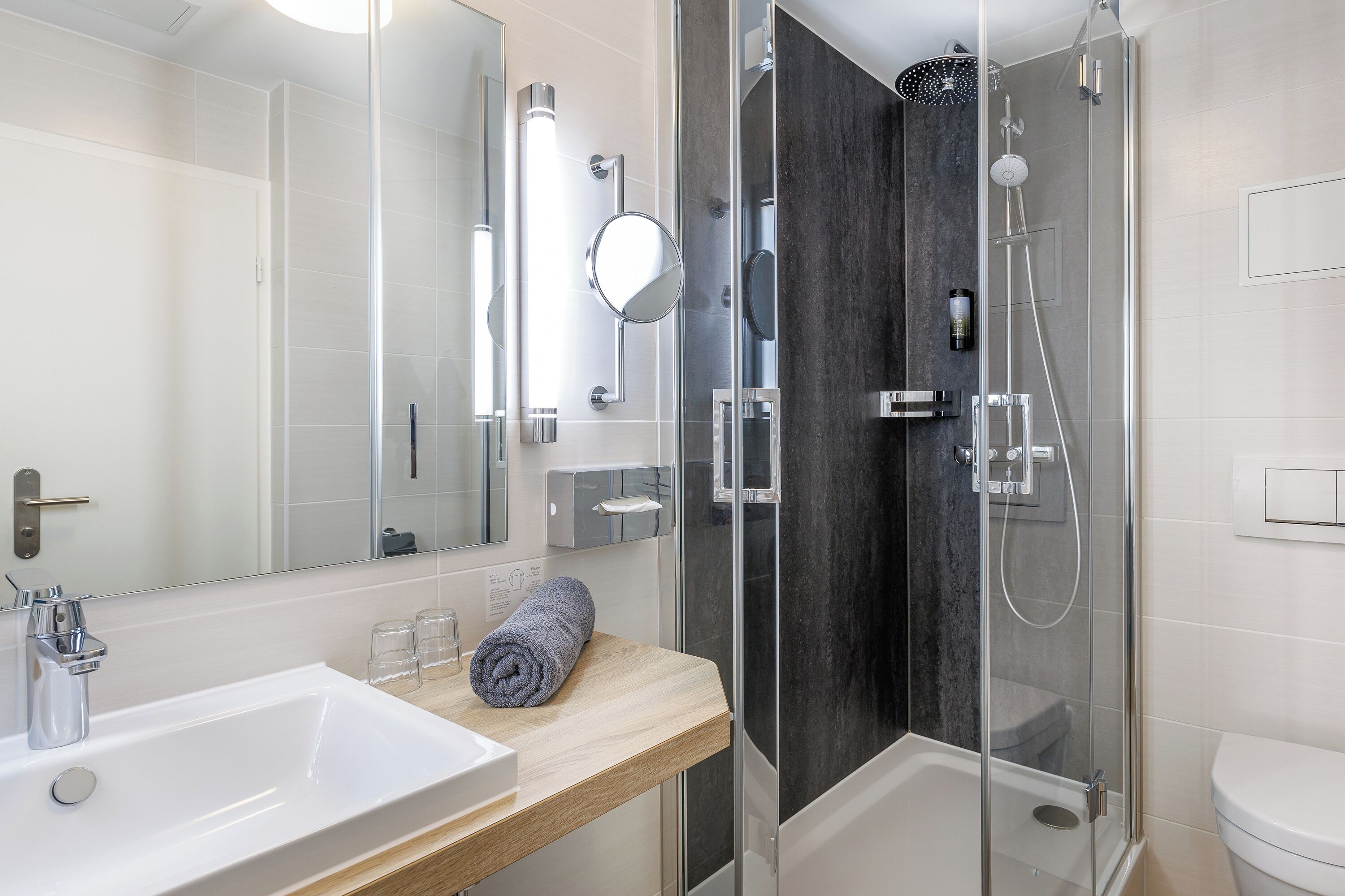 Quarto casal superior, para não fumantes | Banheiro | Chuveiro, produtos de toalete grátis, secador de cabelo 