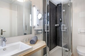 Superior Double Room, Non Smoking | Bathroom | Shower, free toiletries, hair dryer, towels - Hotel Purucker (Kulmbach)