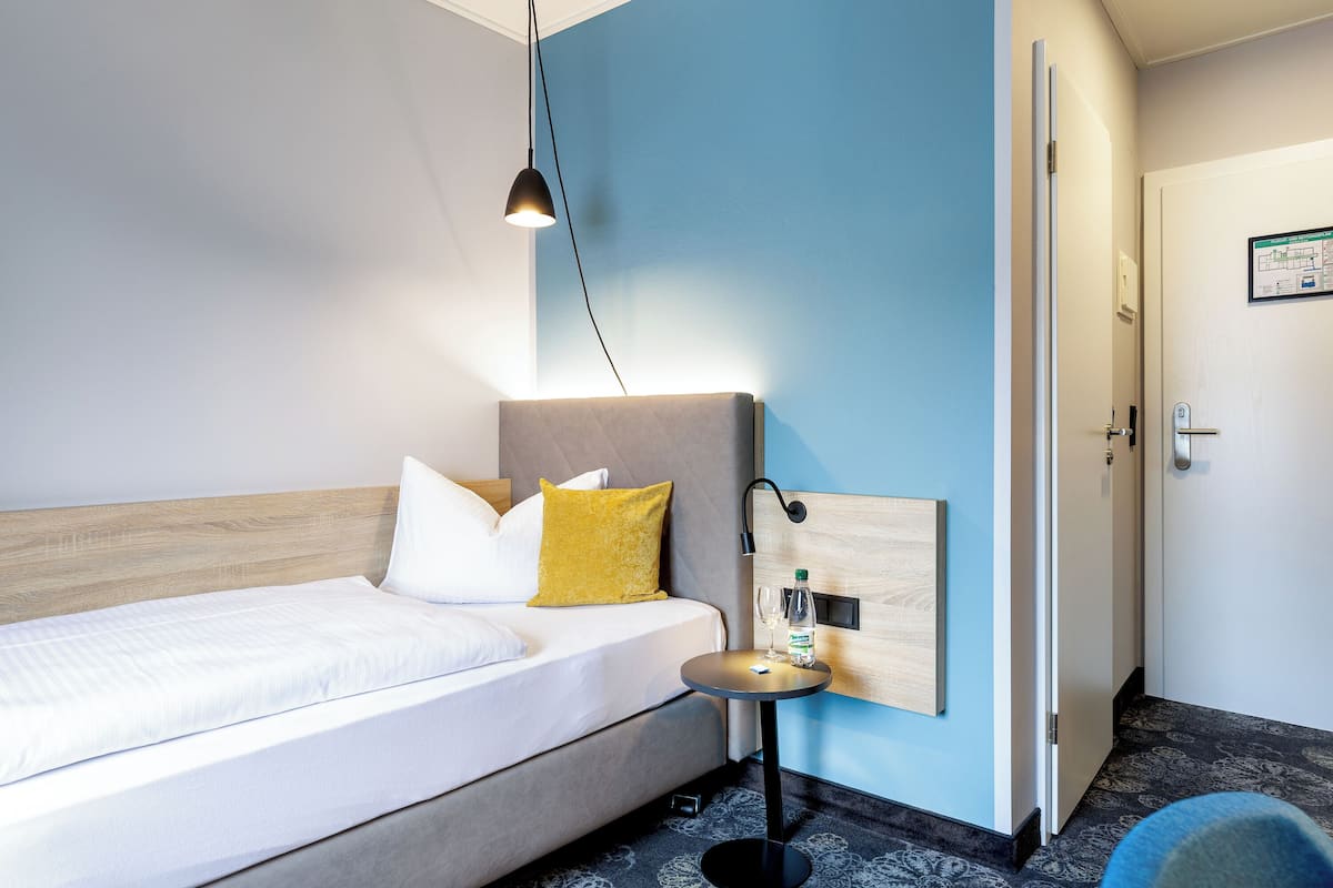 Klassieke eenpersoonskamer | 1 slaapkamer, een minibar, een kluis op de kamer, een bureau