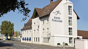 A white building with the sign "Hotel Purucker" on the side. - Hotel Purucker (Kulmbach)