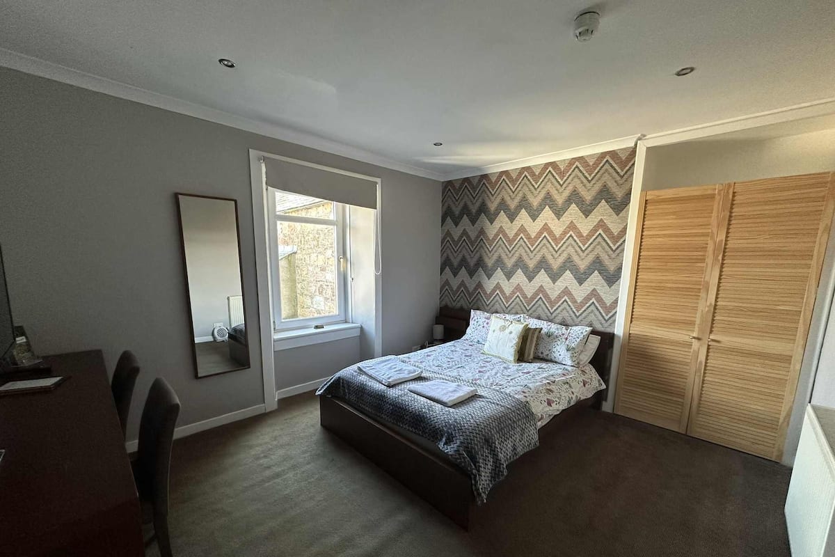 Quarto casal standard, 1 cama de casal, banheiro compartilhado | 1 quarto, escrivaninha, ferros/tábuas de passar roupa, Wi-Fi de cortesia