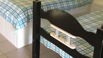 Tabla de planchar con plancha, wifi gratis y ropa de cama