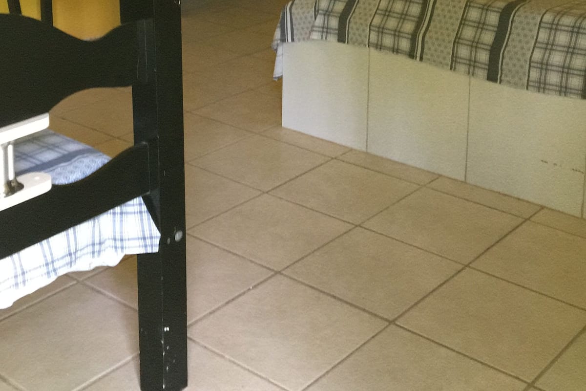 Tabla de planchar con plancha, wifi gratis y ropa de cama 
