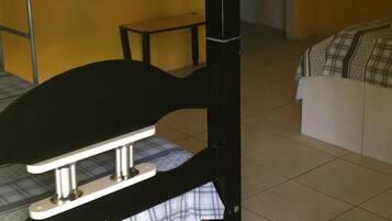 Tabla de planchar con plancha, wifi gratis y ropa de cama
