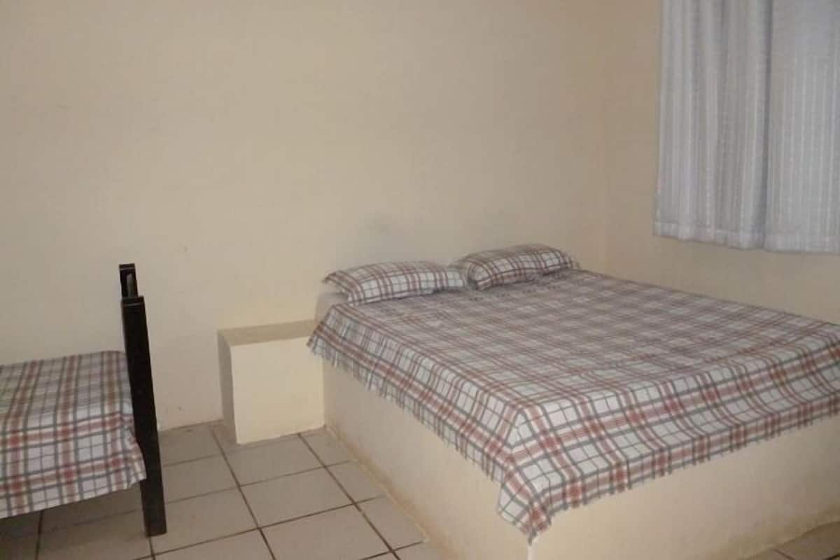 Tabla de planchar con plancha, wifi gratis y ropa de cama 