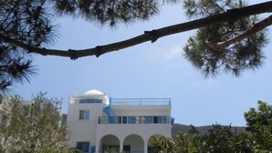 A building with a white facade, blue balconies, and a dome structure. - Dar Tomoko & Salah (Raf Raf)
