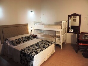 In-room safe, blackout curtains, free WiFi, bed sheets - Hosteria Las Piedras (Puerto Madryn)
