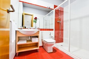 Douche, articles de toilette gratuits, sèche-cheveux