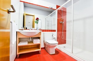 Ducha, artículos de higiene personal gratuitos y secador de pelo