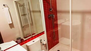 Douche, articles de toilette gratuits, sèche-cheveux
