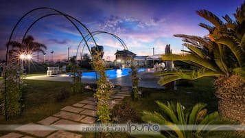 Una piscina al aire libre, una piscina infinita