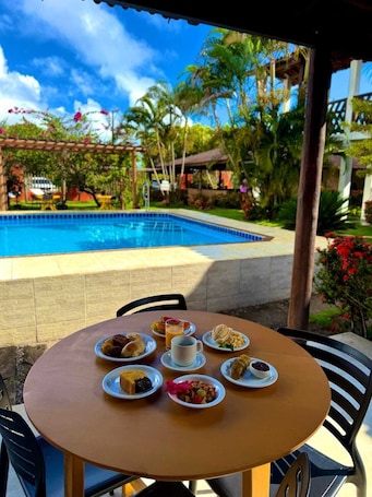 Desayuno buffet incluido todos los días . Pousada Coral de Fogo