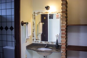 Douche, sèche-cheveux, serviettes fournies