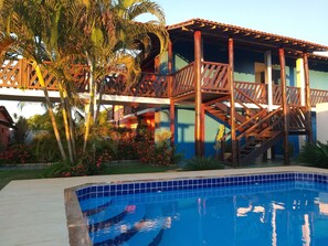 Outdoor pool, pool loungers - Pousada Coral de Fogo (Prado)