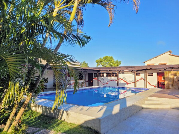 Piscine extérieure, chaises longues