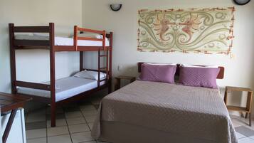 Minibar, tabla de planchar con plancha, wifi gratis y ropa de cama