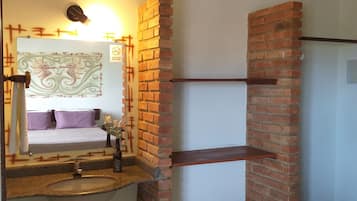 Minibar, tabla de planchar con plancha, wifi gratis y ropa de cama