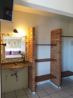Minibar, iron/ironing board, free WiFi, bed sheets - Pousada Coral de Fogo (Prado)