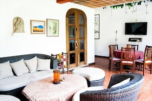 42-inch flat-screen TV with cable channels, TV - Villa Santa Ana Guatemala (Antigua Guatemala)