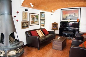 42-inch flat-screen TV with cable channels, TV - Villa Santa Ana Guatemala (Antigua Guatemala)