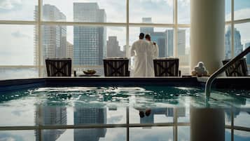 Un sauna, una bañera de hidromasaje, baño turco